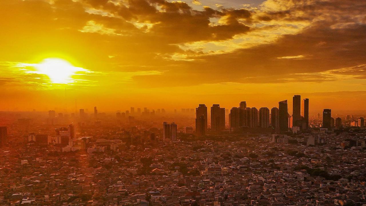 Keindahan Kota Jakarta yang Padat Penduduk di Kala Senja
