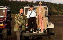 5 Gaya Santai Mulan Jameela saat Berlibur di Bromo dengan Outer dan Topi Visor yang Serasi