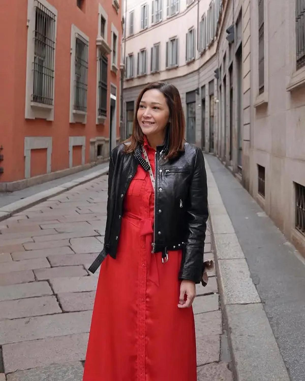 Pesona Maia Estianty Pakai Busana Warna Merah, Tampil Elegan dan Berani