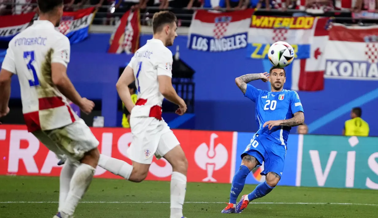 Pemain Italia, Mattia Zaccagni, mencetak gol ke gawang Kroasia dalam duel matchday terakhir Grup B Euro 2024 di Leipzig Stadium, Selasa (25/6/2024). (AP Photo/Petr David Josek)