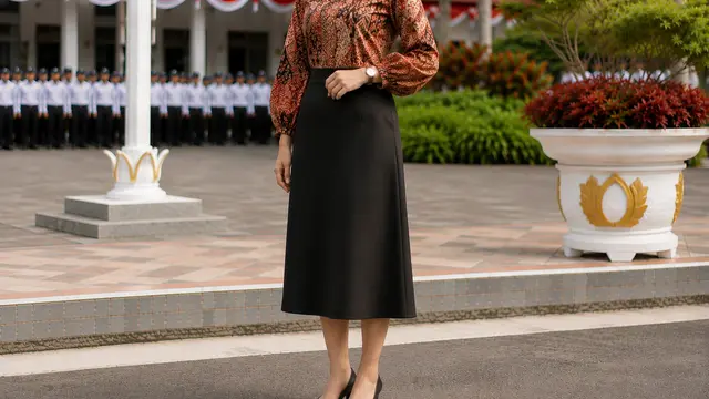 Blus Batik Lengan Balon dan Rok Midi Hitam