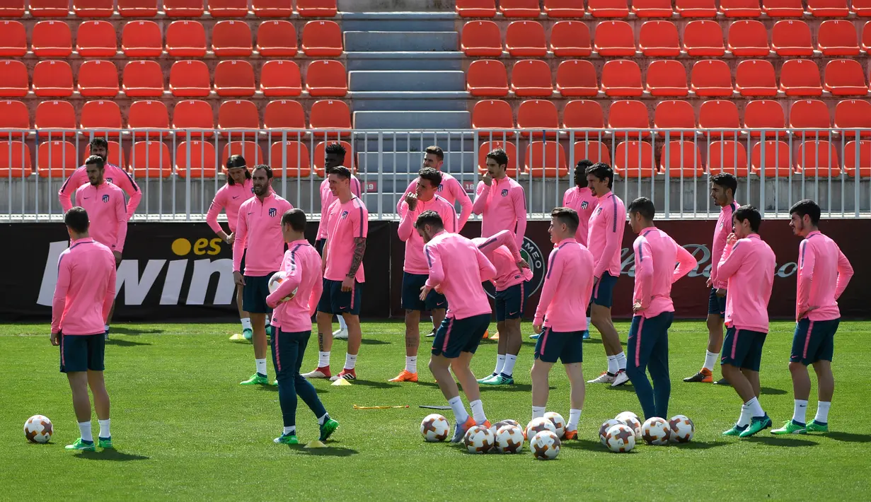 Para pemain Atletico Madrid mengikuti sesi latihan di Ciudad Deportiva Wanda di Madrid (2/5). Atletico akan bertanding  melawan Arsenal pada leg kedua babak semifinal Liga Europa di Wanda Metropolitano. (AFP Photo/Pierre-Philippe Marcou)