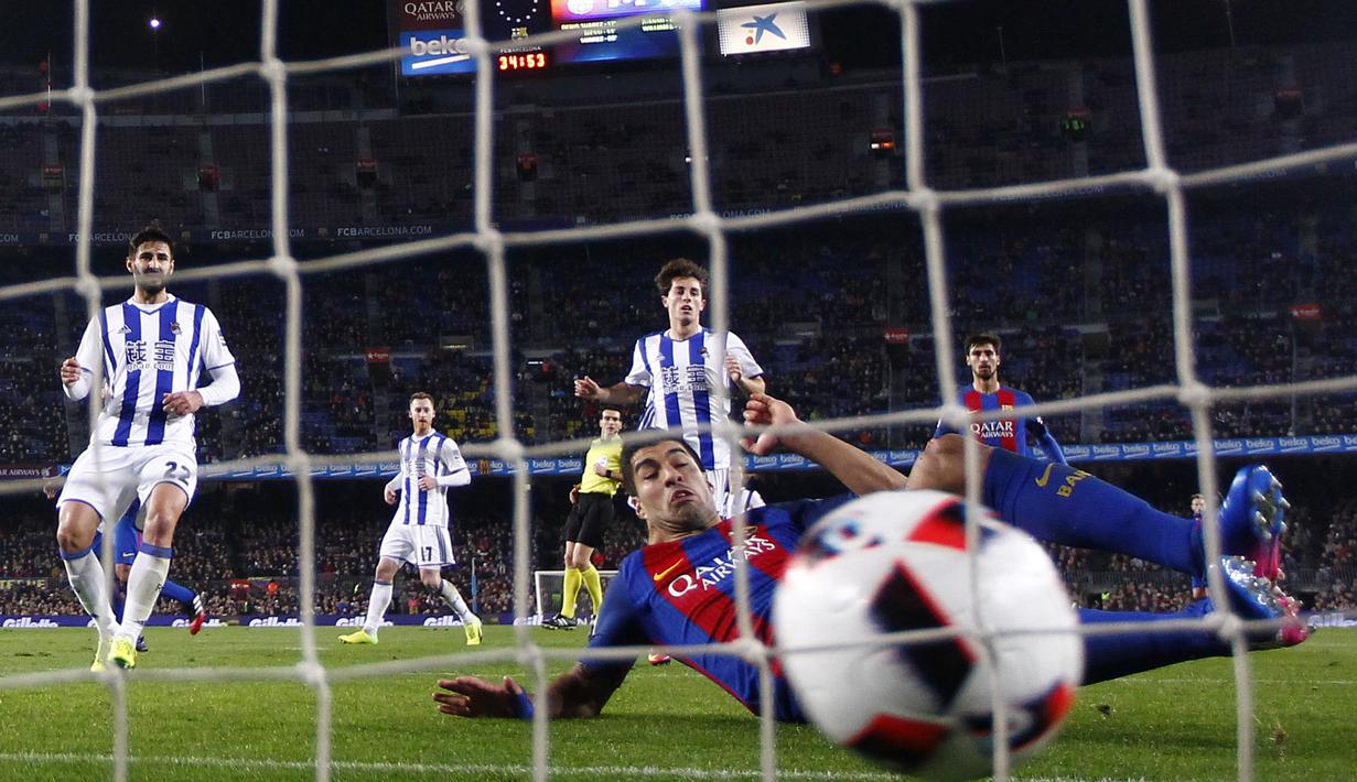 Pemain FC Barcelona, Luis Suarez mencetak gol ke gawang Real Sociedad pada laga perempat final Copa del Rey di Camp Nou, Barcelona 926/1/2017). Barcelona menang 5-2.  (AP/Manu Fernandez)