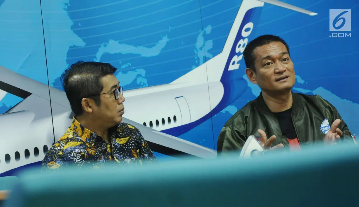 CIO RAI, Desra Ghasfan (kanan) memberikan keterangan terkait pelaksanaan patungan online pembuatan pesawat R-80 pada Festival Trainer Nasional di Jakarta, Minggu (7/1). Festival ini diikuti lebih dari 200 trainer. (Liputan6.com/Helmi Fithriansyah)