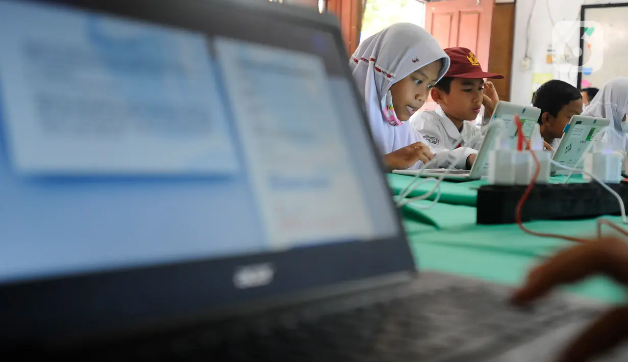 Sejumlah siswa SDN Pondok Petir 01 mengikuti Asesmen Nasional Berbasis Komputer (ANBK) di Depok, Jawa Barat, Selasa (4/10/2022). Jenis soalnya adalah pilihan ganda. (merdeka.com/Arie Basuki)