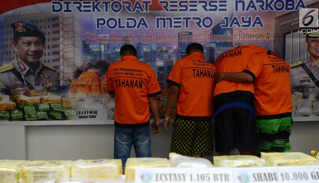 Sejumlah tersangka kasus narkoba menutupi wajah mereka saat gelar perkara di Polda Metro Jaya, Jakarta, Jumat (1/3). Subdit II Resnarkoba menyita sabu seberat 10 Kg dan 1.105 butir ekstasi jenis diamond. (Merdeka.com/ImamBuhori)