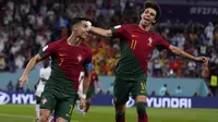 Selebrasi pemain Timnas Portugal, Cristiano Ronaldo dan Joao felix&nbsp;usai menjebol gawang Ghana dalam pertandingan Grup H Piala Dunia 2022 yang berlangsung di Stadium 974, Qatar, Kamis (24/11/2022). (AP Photo/Manu Fernandez)