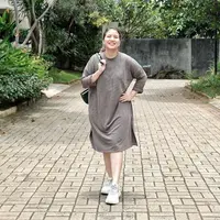 Kenangan di masa-masa bersekolah memang selalu menjadi cerita yang tak lekang oleh waktu. Seperti Tya Ariestya yang katanya pernah mendapat ancaman dari mamanya saat duduk di bangku sekolah. (Instagram/tya_ariestya)