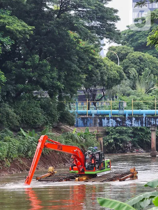 Kegiatan ini rutin dilakukan Dinas Lingkungan Hidup DK Jakarta untuk menjaga kebersihan aliran Banjir Kanal Barat dari sampah. (Liputan6.com/Angga Yuniar)