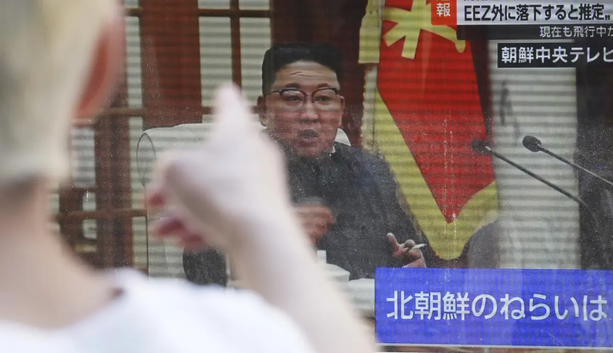Menteri Pertahanan Jepang Yasukazu Hamada mengatakan bahwa rudal tersebut diperkirakan akan mendarat di laut sekitar 550 kilometer (340 mil) di sebelah timur pantai Semenanjung Korea di luar zona ekonomi eksklusif Jepang. (AP Photo/Eugene Hoshiko)