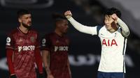Bintang Tottenham Hotspur, Son Heung-min, merayakan golnya ke gawang Leeds United dalam laga pekan ke-17 Premier League, Sabtu (2/1/2020). Son Heung-min membawa Spurs menang 3-0 dan menorehkan gol ke-100 yang dicetaknya bersama tim London itu. (IAN WALTON / POOL / AFP)