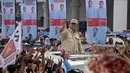 Calon Presiden nomor urut 2 Prabowo Subianto menyapa para pendukungnya dalam sebuah rapat umum kampanye di Medan, Sumatra Utara, Sabtu, 13 Januari 2024. (AP Photo/Binsar Bakkara)