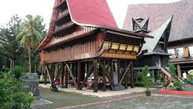 Omo Sebua atau Omo Niha (Nias)