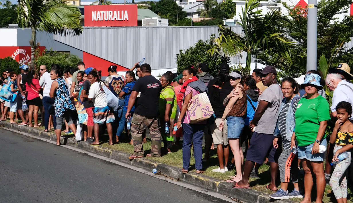 Orang-orang mengantre untuk memasuki supermarket untuk membeli bahan makanan di distrik Magenta di Noumea, wilayah Pasifik Kaledonia Baru, pada 18 Mei 2024. (Theo Rouby/AFP)