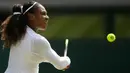 Petenis AS, Serena Williams mengembalikan bola ke arah petenis Jerman, Julia Gorges pada semifinal Wimbledon 2018 di London, Kamis (12/7). Petenis yang baru saja kembali usai melahirkan itu juga menang mudah atas Julia Goerges.. (AP/Tim Ireland)