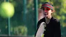 Bagi penggemar penyanyi pelantun lagu "50 Tahun Lagi" tentu sudah familiar dengan sosoknya yang selalu tampil awet muda. Baru-baru ini ia pun tampil curi perhatian dengan membagikan momen saat jalani olahraga tenis. Cukup jarang kakak dari Krisdayanti ini membagikan potretnya jalani olahraga. (Liputan6.com/IG/@yunishara36)