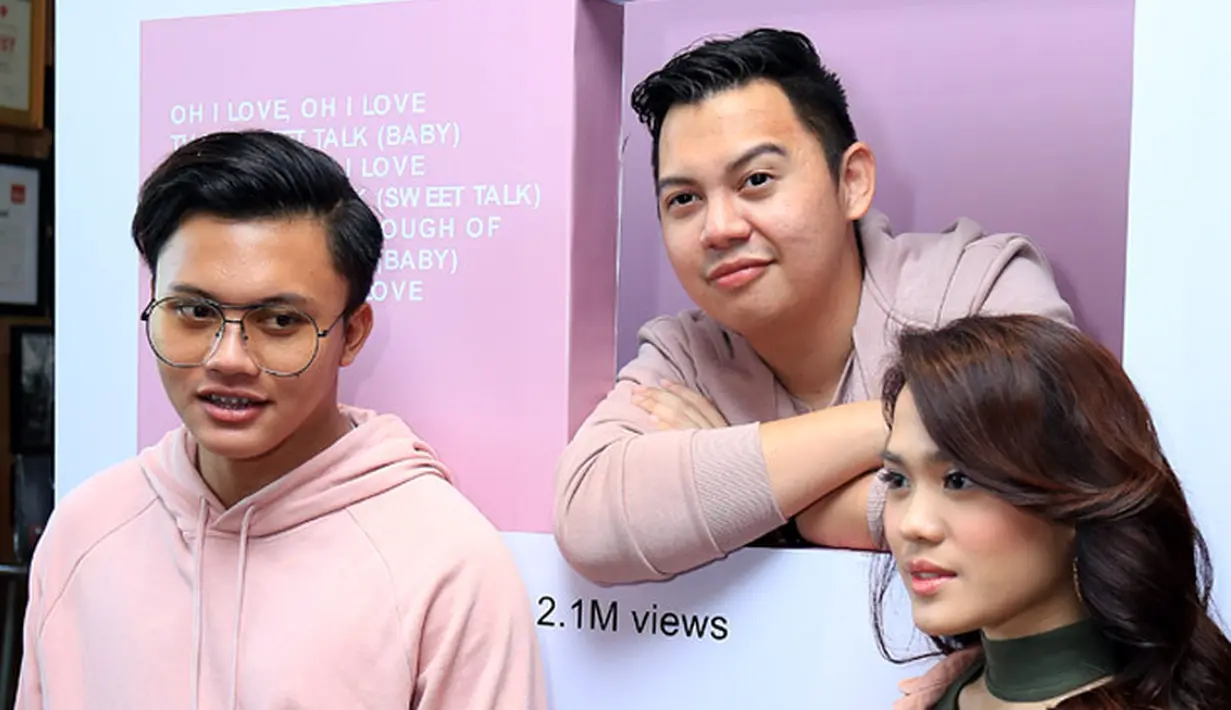 Rizky Febian, Sheryl Sheinafia dan Chandra Liow saat jumpa pers perilisan single Sweet Talk di Plaza Kuningan, Rasuna Said, Jakarta Selatan, Rabu (6/12/2017). (Deki Prayoga/Bintang.com)