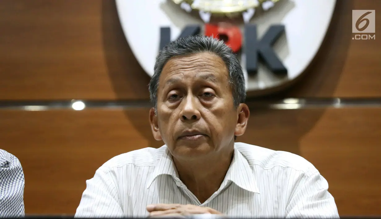 Ketua BPK Moermahadi Soerja Djanegara memberikan keterangan pers di Gedung KPK, Jakarta, Sabtu (27/5). KPK mengamankan tujuh orang dalam operasi tangkap tangan (OTT)  Jumat 26 Mei 2017. (Liputan6.com/Angga Yuniar)
