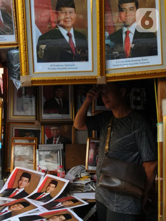 <p>Pedagang bingkai foto bergambar presiden dan wakil presiden terpilih 2024-2029 menunggu pembeli di Pasar Baru Jakarta, Senin (22/4/2024). (merdeka.com/Imam Buhori)</p>