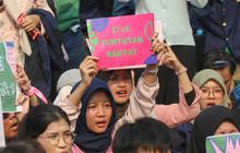 FOTO: Aksi Piknik Nasional Rakyat di Depan Gedung DPR