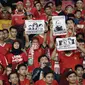 Suporter Timnas Indonesia memperlihatkan poster memprotes Ketum PSSI, Edy Rahmayadi, saat melawan Filipina pada laga Piala AFF 2018 di SUGBK, Jakarta, Minggu (25/11). Kedua negara bermain imbang 0-0. (Bola.com/M. Iqbal Ichsan)