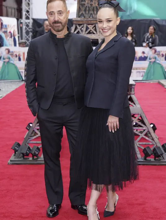 Rose Williams (kanan) bersama Sutradara Anthony Fabian berpose pada saat kedatangan untuk pemutaran perdana film 'Mrs. Harris Pergi ke Paris' di London (25/9/2022). (Photo by Scott Garfitt/Invision/AP)