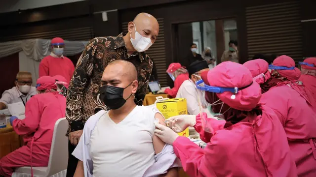 Menteri Koperasi dan UKM Teten Masduki usai menyaksikan penyuntikan vaksin Covid-19 tahap pertama di Gedung KemenkopUKM, Senin (8/3/2021).