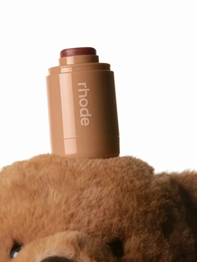 Bukan Pink, Tren Blonzer ala Hailey Bieber yang Bikin Wajah Merona Sekaligus Berdimensi