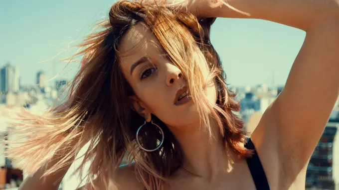 Trik aplikasi glossy makeup untuk kulit berminyak