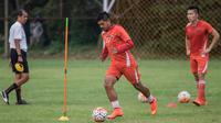 Striker Persija Jakarta, Bambang Pamungkas, berlatih jelang laga TSC 2016 melawan Persela Lamongan di Lapangan Villa 2000, Tanggerang Selatan, Banten, Selasa (13/9/2016). (Bola.com/Vitalis Yogi Trisna) 