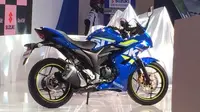 Gixxer SF terbaru kali ini didukung peranti rem cakram pada roda belakang dan sistem injeksi.