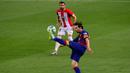 Penyerang Barcelona, Lionel Messi berusaha mengontrol bola saat bertanding melawan Athletic Bilbao pada lanjutan La Liga Spanyol  di stadion Camp Nou, Barcelona (23/6/2020). Barcelona menang tipis atas Bilbao 1-0 berkat gol tunggal Ivan Rakitic. (AFP/Pau Barrena)