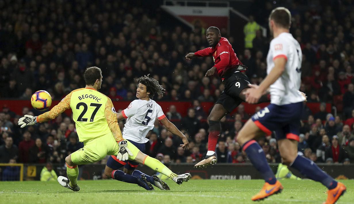 Proses terjadinya gol yang dicetak striker Manchester United, Marcus Rashford, ke gawang Bournemouth pada laga Premier League di Stadion Old Trafford, Manchester, Minggu (30/12). MU menang 4-1 atas Bournemouth. (AP/Martin Rickett)