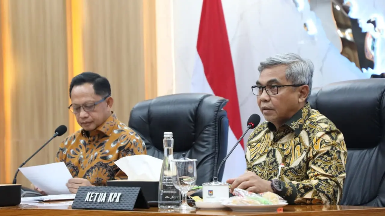 Menteri Dalam Negeri (Mendagri) Muhammad Tito Karnavian bersama Ketua Komisi Pemberantasan Korupsi (KPK) Setyo Budiyanto. (Dok. Istimewa)
