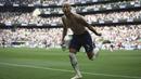 Pemain Tottenham Hotspur, Richarlison melakukan selebrasi sambil melepaskan jersey usai menjebol gawang Fulham di menit ke-90. Selebrasi tersebut membuat Richarlison mendapatkan kartu kuning dari wasit karena melanggar aturan. (AP Photo/Ian Walton)