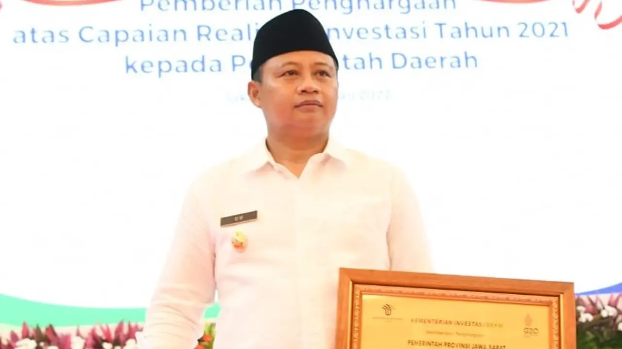 Wagub Jabar Uu Rizhanul Ulum saat menerima penghargaan dari Kementerian Investasi atas capaian investasi Jabar 2021. (Istimewa)