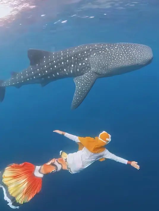 Meski terkesan menegangkan, namun Ria Ricis yang jago berenang memakai kostum mermaid bertema ikan nemo ini menunjukkan bakatnya tak diragukan lagi. (Liputan6.com/IG/@riaricis1795)