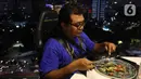 Pengunjung menyantap hidangan di Lounge in the sky, Jakarta, Selasa (29/3/2022). Restoran ini memiliki tingkat keamanan sesuai standar internasional yang tersertifikasi. (Liputan6.com/Herman Zakharia)