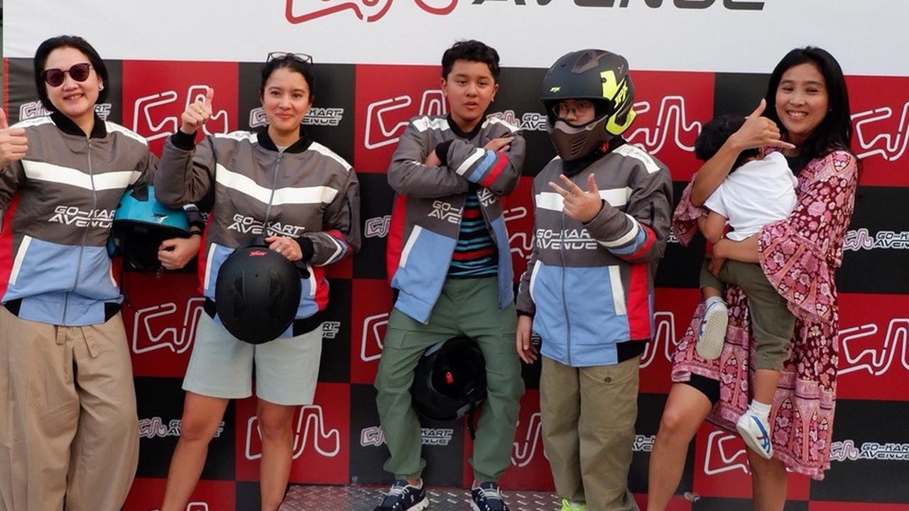 8 Potret Ayrton Anak Marcella Zalianty yang Sudah ABG & Makin Ganteng, Ikuti Jejak Sang Ayah Jadi Pembalap