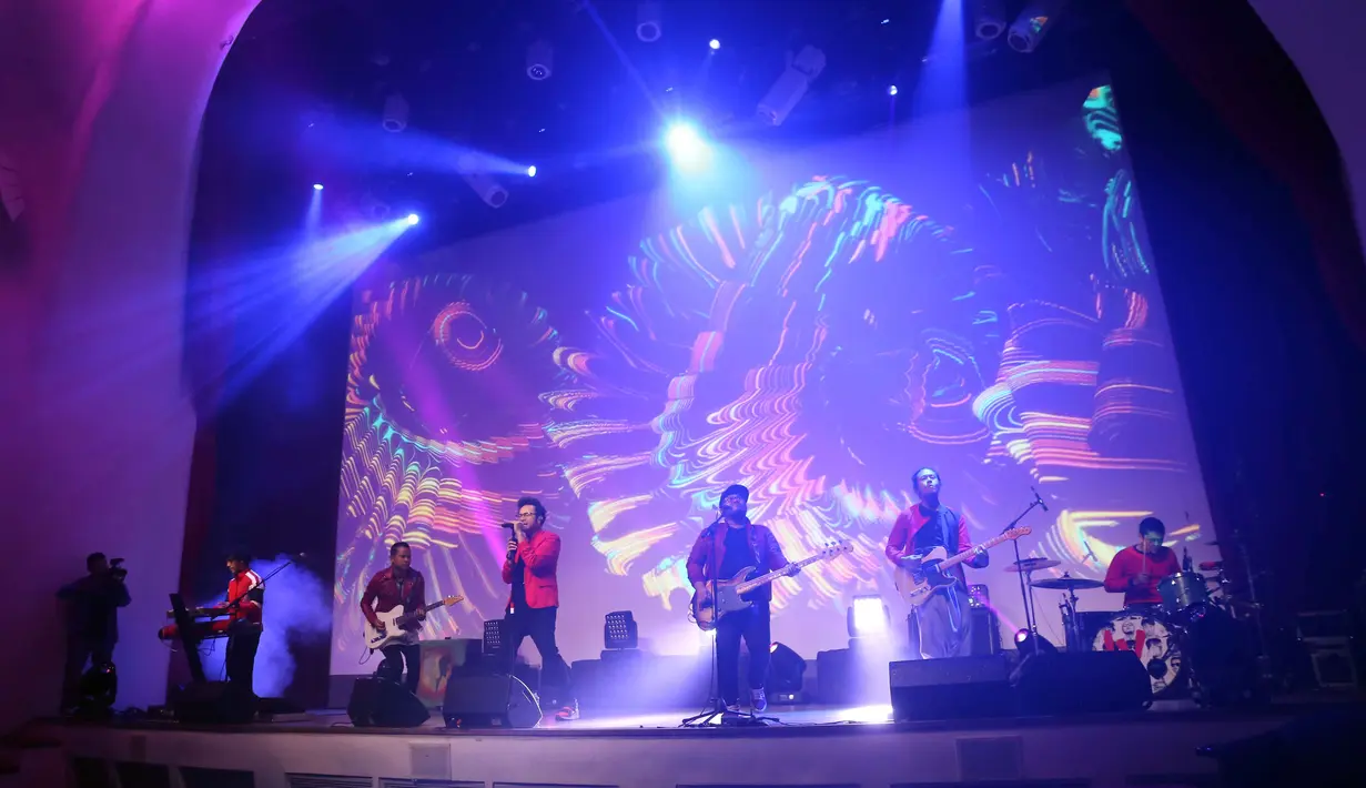 Selama lima tahun grup ini sibuk acara off air dan menggarap soundtrack. Menurut vokalis Nidji, Giring, para personelnya keasyikan mencari duit. Album barunya ini baru bisa didapatkan dalam bentuk digital. (Nurwahyunan/Bintang.com)