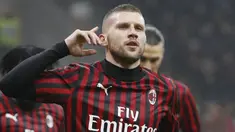 Penyerang AC Milan, Ante Rebic berselebrasi usai mencetak gol ke gawang Torino pada pertandingan lanjutan Liga Serie A Italia di stadion San Siro, di Milan, Italia, (18/2/2020). Gol tunggal Rebic mengantar Milan menang tipis atas Torino 1-0. (AP Photo/Antonio Calanni)