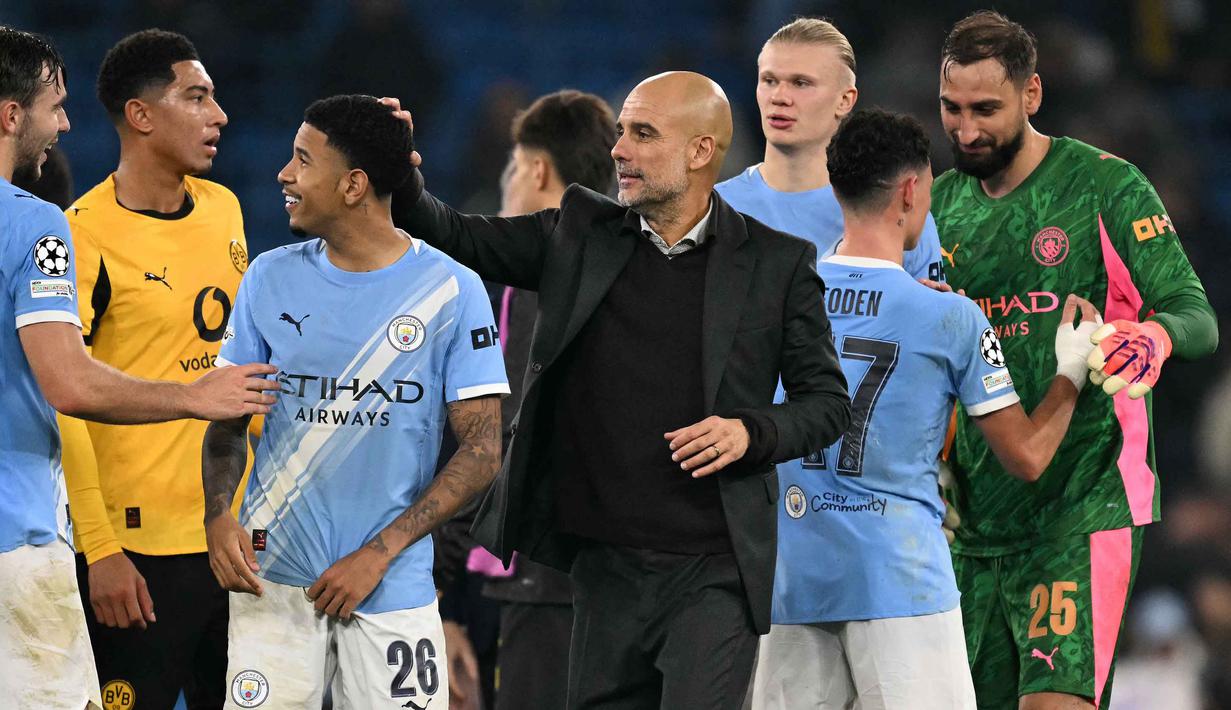 Skor akhir 4-1 menegaskan pesta gol The Citizens di kandang sendiri. Tampak dalam foto, pelatih kepala Manchester City asal Spanyol, Pep Guardiola (tengah) mengacak-acak rambut gelandang Manchester City, Savinho saat memberi selamat kepada para pemainnya usai pertandingan lanjutan fase liga Liga Champions 2025/2026 antara Manchester City dan Borussia Dortmund di Stadion Etihad, Manchester, Inggris barat laut, pada 5 November 2025 waktu setempat atau Kamis (6/11) dini hari WIB. (Oli SCARFF/AFP)