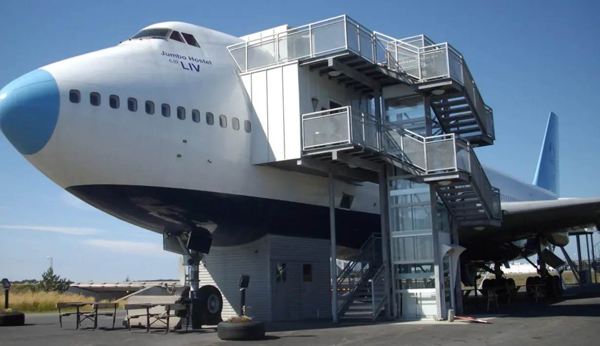 Seorang pengusaha bernama Oscar Dios melakukan inovasi baru terhadap dunia perhotelan. Ia mengubah pesawat Boeing jumbo jet 747-200 yang terparkir di Bandara Arlanda, Stockholm menjadi sebuah hotel mewah. (huffington.ca)