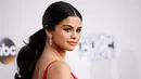 Selena Gomez berpose di karpet merah perhelatan American Music Awards (AMA) 2016 di Los Angeles, California, Minggu (20/11). Tampak sehat dan segar bugar, Selena pun semakin sempurna dengan riasan makeup bernuansa bronze. (REUTERS/Danny Moloshok)