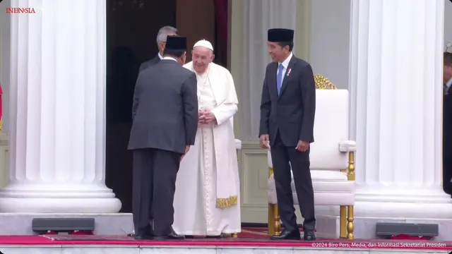Momen Presiden Terpilih RI Periode 2024-2029 Prabowo Subianto bersalaman dengan Paus Fransiskus di samping Presiden Joko Widodo (Jokowi) di Istana Merdeka Jakarta, Rabu (4/9/2024).