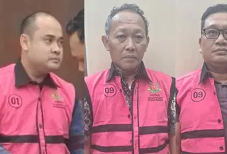 OTT KPK berhasil menjaring jaksa yang bertugas di Kejaksaan Tinggi Banten. Keterangan dari kiri ke kanan: HMK selaku Kasi Pidum Kejari Tangerang, RZ selaku Kasubbag Daskrimti Kejati Banten, RV selaku Kasi D Kejati Banten. (Foto: Kejagung)