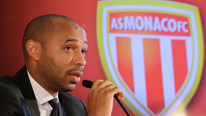 Legenda Prancis, Thierry Henry, memberikan keterangan saat diperkenalkan sebagai pelatih baru AS Monaco di Monaco, Rabu (17/10). Dirinya menggantikan posisi yang ditinggalkan Leonardo Jardim. (AFP/Valery Hache)