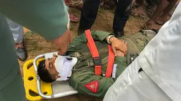 Pilot pesawat MiG-27 mendapatkan bantuan setelah pesawatnya jatuh saat misi rutin di sekitar desa Devariya dekat Jodhpur, India, (4/9). Menurut media lokal, tidak ada korban jiwa akibat insiden tersebut. (AFP Photo)