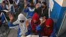 Sebelumnya, selama hampir dua pekan, pemerintah kota Lahore menutup seluruh sekolah-sekolah dari aktivitas pembelajaran tatap muka dan mengalihkannya ke daring atau online. (Arif ALI/AFP)