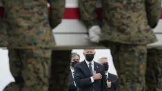 Presiden AS Joe Biden menyaksikan saat peti jenazah berisi Lance Corporal Kareem Nikoui (20) tiba di Pangkalan Udara Dove Air, Delaware pada Minggu (29/8/2021).  Joe Biden menghadiri penghormatan untuk 13 tentara AS yang tewas dalam ledakan bom bunuh diri di dekat bandara Kabul. (AP/Carolyn Kaster)